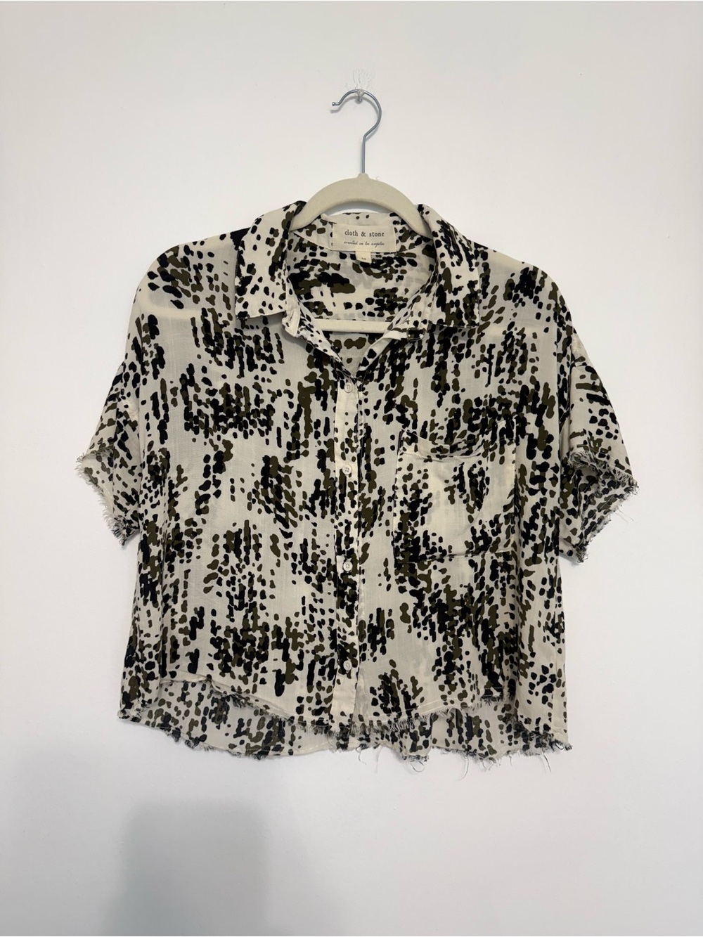 cloth & stone Cream and Black Short-Sleeve Button Down Shirt